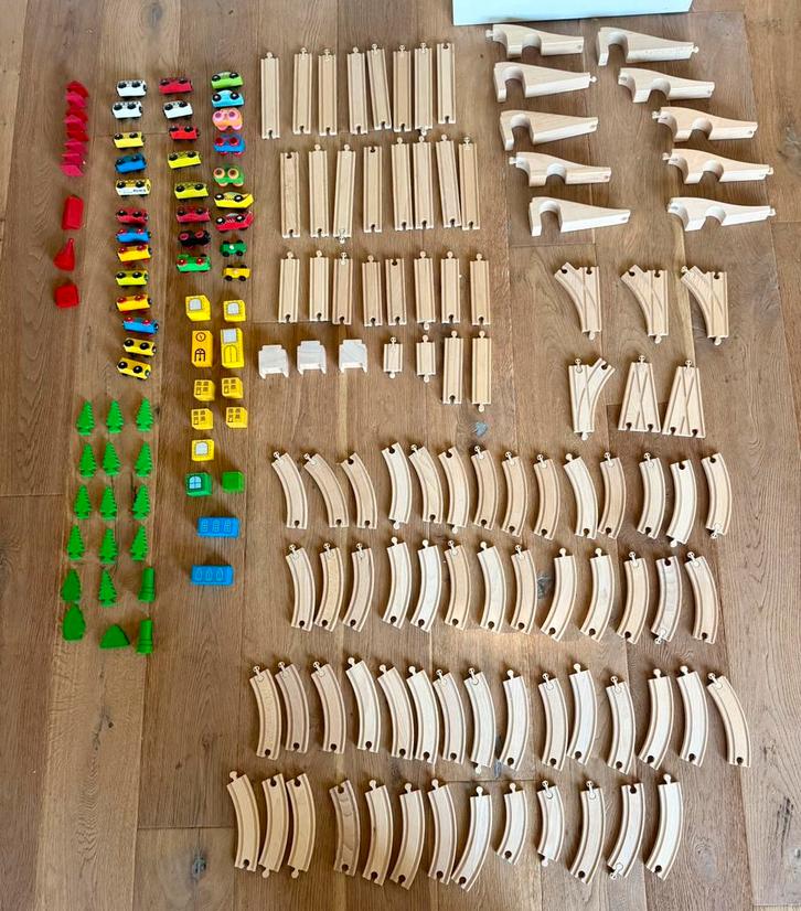 136-delige houten treinbaan + treinen, bruggen, huizen,bomen, Kinderen en Baby's, Speelgoed | Houten speelgoed, Zo goed als nieuw