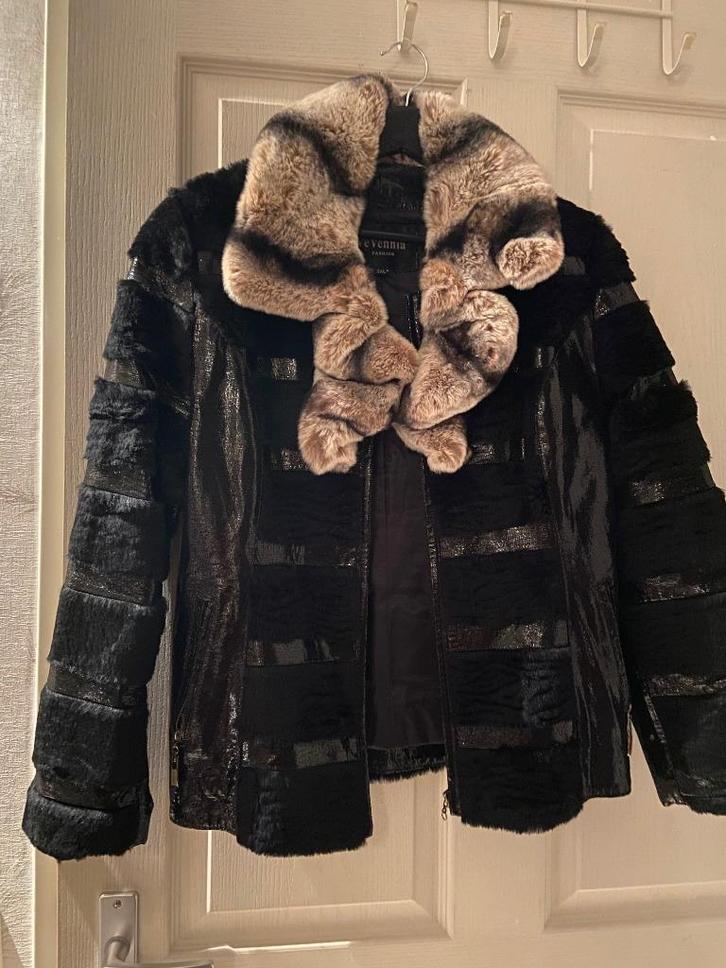 Mooie bruine jas afgewerkt met bont, Kleding | Dames, Jassen | Winter, Zo goed als nieuw, Maat 38/40 (M), Bruin, Ophalen of Verzenden