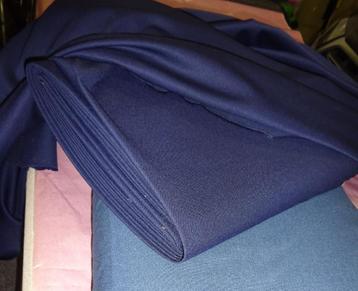 NIEUW Mid. Blauw degelijke kwaliteit stoffen 45% wol / 55% p beschikbaar voor biedingen