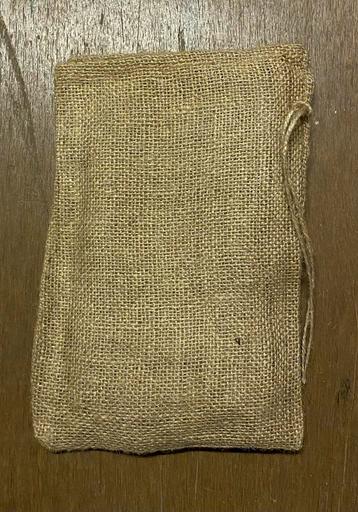 Kleine jute zakken beschikbaar voor biedingen