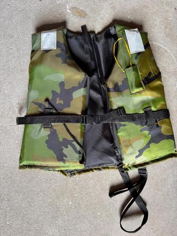 Camouflage reddingsvest maat L – zo goed als nieuw beschikbaar voor biedingen