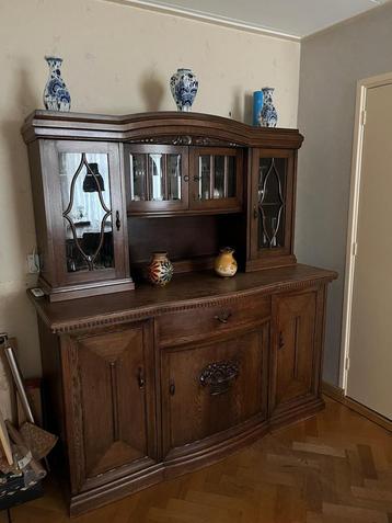 Nette buffetkast beschikbaar voor biedingen