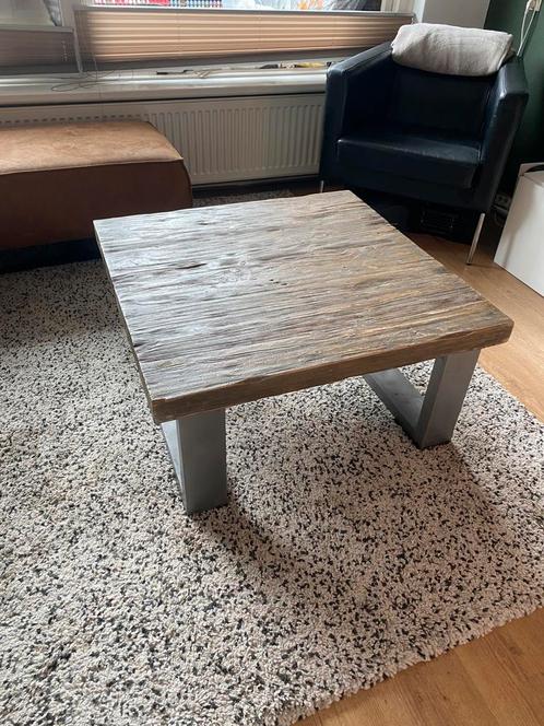 Mooie houten salontafel van Pronto met ijzeren poten, Huis en Inrichting, Tafels | Salontafels, Zo goed als nieuw, Minder dan 50 cm