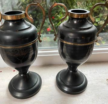 Antieke Vazen met Bronzen Details - Set van 2 beschikbaar voor biedingen
