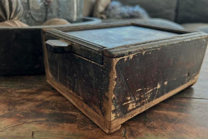 Oud houten vakken kistje India oosters sober sleets imperfec, Antiek en Kunst, Curiosa en Brocante, Ophalen of Verzenden