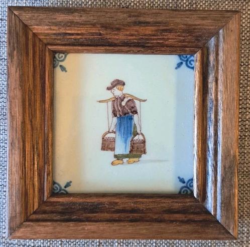 Ingelijste tegel "Melkmeisje" van Tichelaars Makkum 15x15 cm, Antiek en Kunst, Antiek | Wandborden en Tegels, Ophalen