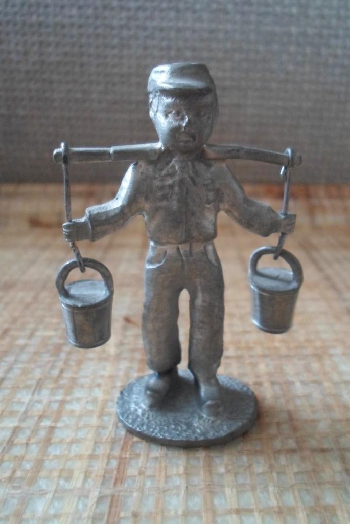 Miniatuur Boer met juk en emmers. 92% Tin. Artil. Jaren '90, Ophalen of Verzenden