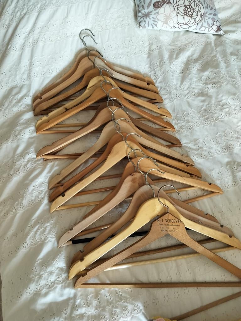 15 houten kleerhangers, Kleding | Dames, Kledinghangers, Ophalen of Verzenden