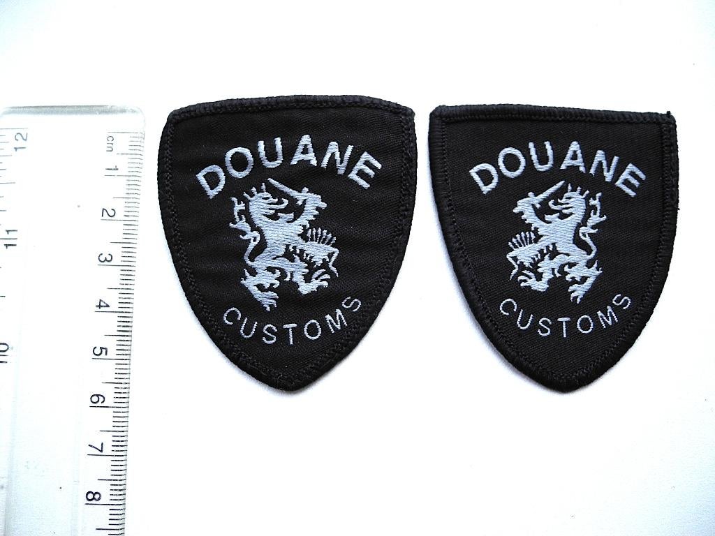 2 douane customs emblemen. Z.g.a.n. Ca. 6.5 cm. hoog., Verzamelen, Ophalen of Verzenden, Overige soorten, Nederland, Overige typen