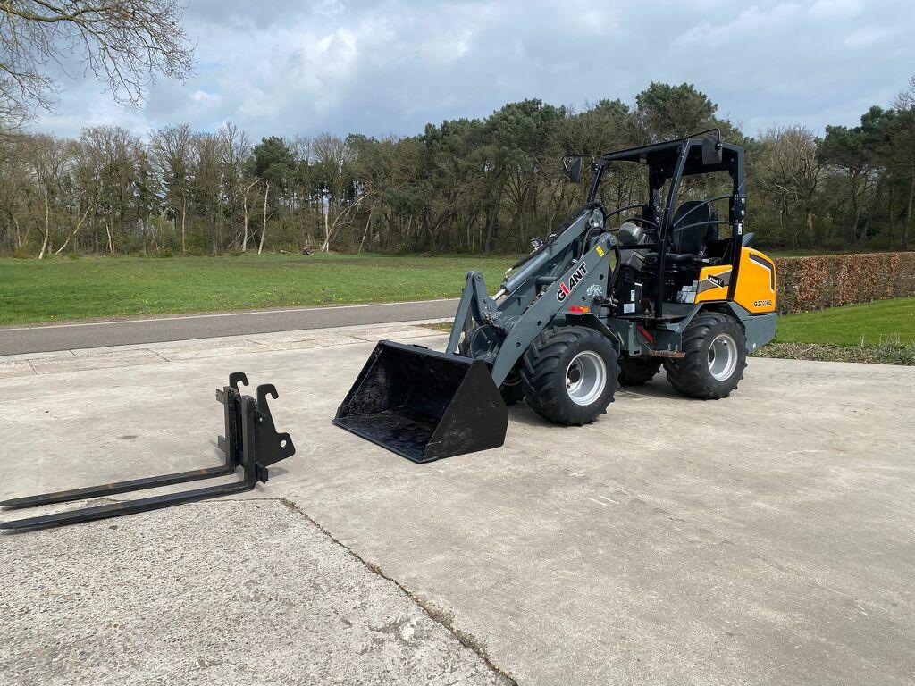 Giant G2700HD miniloader Bak+Lepels shovel 900 draaiuren !, Tobroco, Info@tobroco.nl, Sprendlingenstraat 57
5061 KM  Oisterwijk, NL