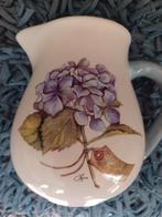 Mooie kan met hortensia van Jet by der Straete, Huis en Inrichting, Woonaccessoires | Vazen, Overige kleuren, Aardewerk of Porselein