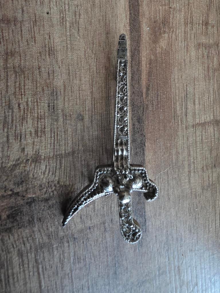 Vintage Kris Dokja Broche Zilver Indonesia, Sieraden, Tassen en Uiterlijk, Broches, Gebruikt, Minder dan 4 cm, Ophalen of Verzenden