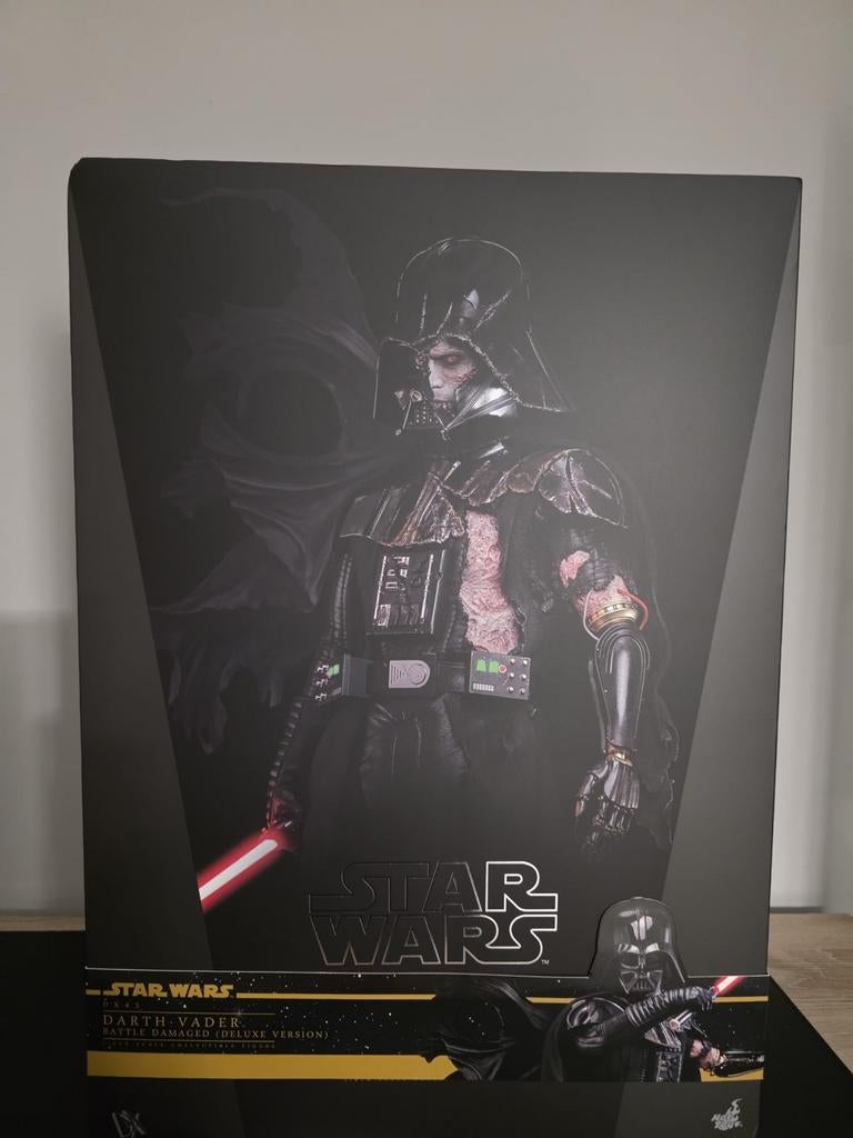 Hot Toys Darth Vader (Battle Damaged) Deluxe Version, Ophalen of Verzenden, Nieuw, Actiefiguur of Pop