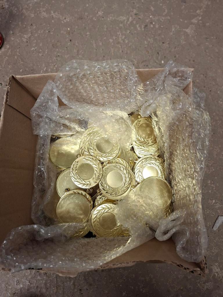 Medaille ijzer goudkleurig lauwerkrans (5 cm), Nieuw, ?, Ophalen of Verzenden, X