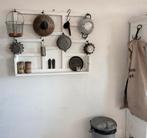 Oude brocant keukenrek met oude keukenaccessoires, Ophalen