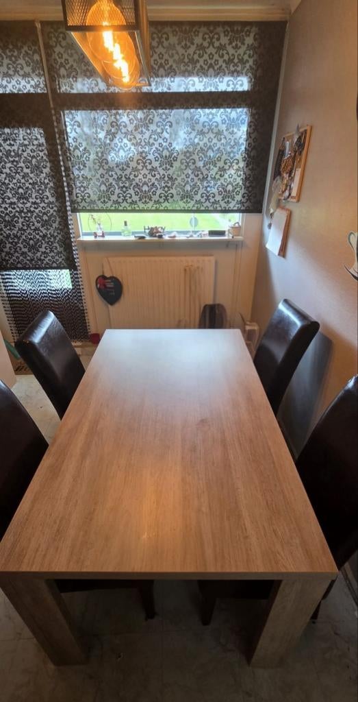 Moderne eettafel met 4 stoelen - Zo goed als nieuw, Huis en Inrichting, Tafels | Eettafels, Ophalen, 50 tot 100 cm, Zo goed als nieuw