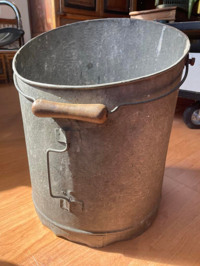 Retro metalen emmer met schuine bovenkant, Huis en Inrichting, Emmers, Gebruikt, IJzer, Met handgreep, Ophalen of Verzenden