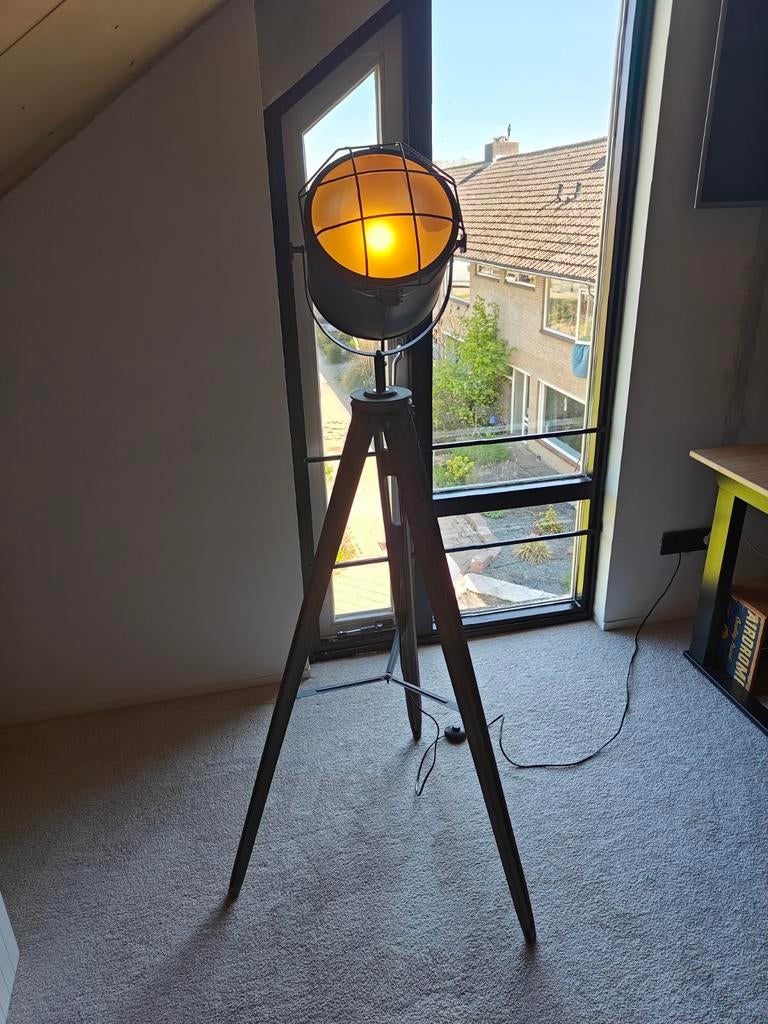 Industriële Vloerlamp met Statief, Huis en Inrichting, Lampen | Vloerlampen, Zo goed als nieuw, 150 tot 200 cm, Hout, Metaal, Ophalen