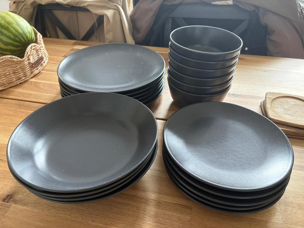 21-delig IKEA servies in zwart, Huis en Inrichting, Keuken | Servies, Ophalen, Gebruikt, Keramiek, Effen
