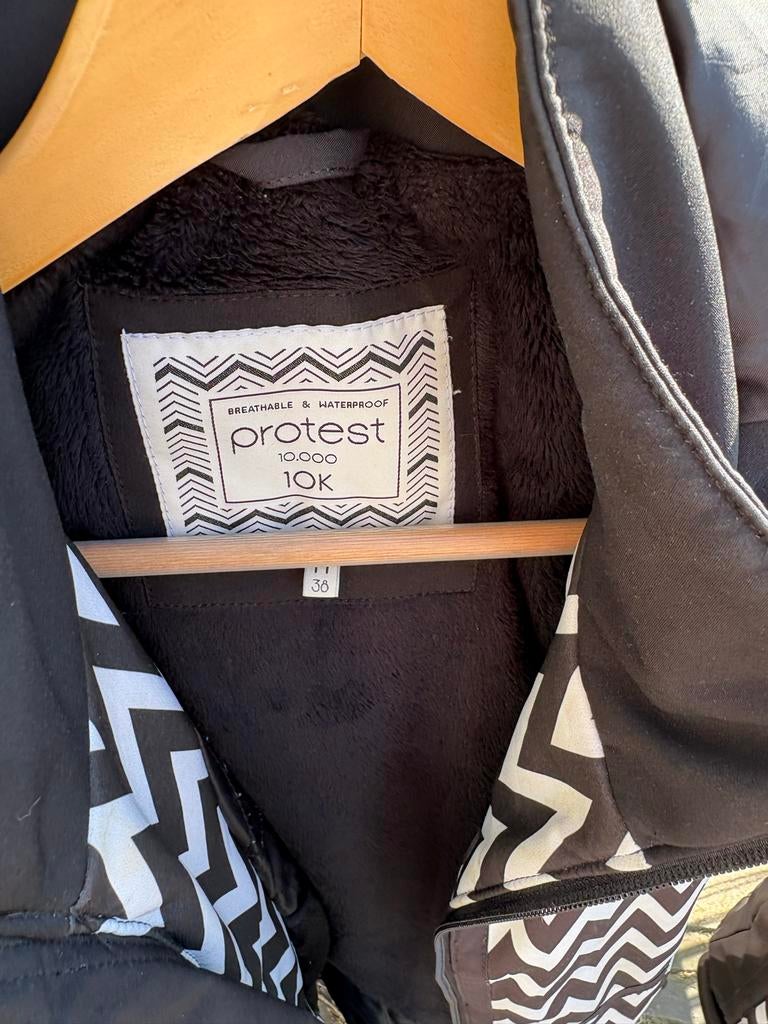 Protest wintersportjas dames - maat 38 - goede staat, Kleding | Dames, Wintersportkleding, Ophalen, Zo goed als nieuw, Maat 38/40 (M)