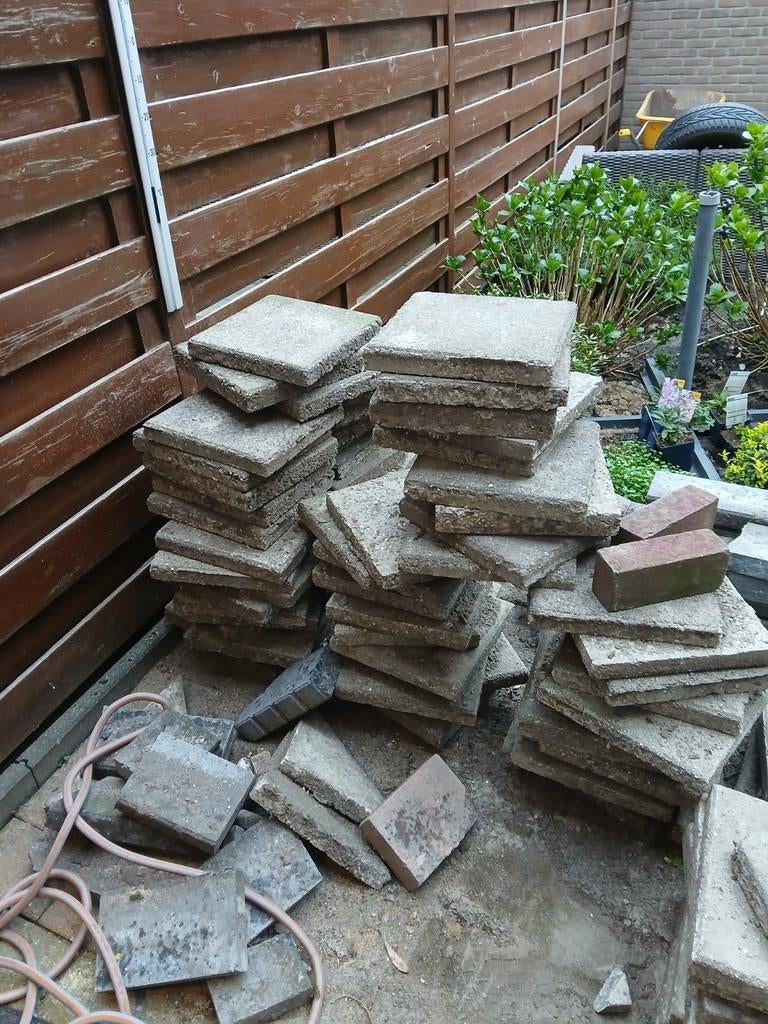 Gratis af te halen: 120-150 gebruikte stoeptegels, Gebruikt, Ophalen of Verzenden, 10 m² of meer, Beton