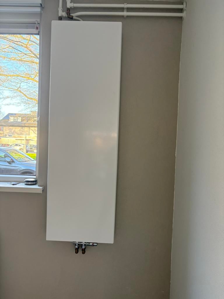 2 mooie vlakke radiatoren te koop, Doe-het-zelf en Verbouw, Verwarming en Radiatoren, Ophalen, Zo goed als nieuw, Radiator, 30 tot 80 cm