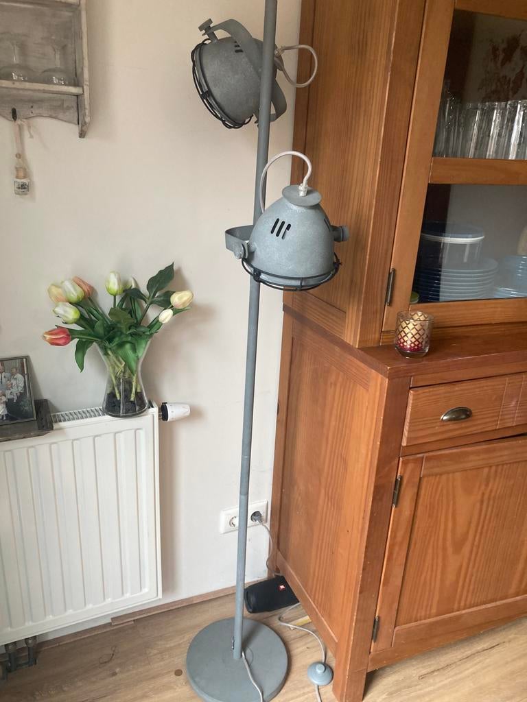 Staande moderne lamp, Huis en Inrichting, Lampen | Vloerlampen, Ophalen of Verzenden, Zo goed als nieuw, 150 tot 200 cm