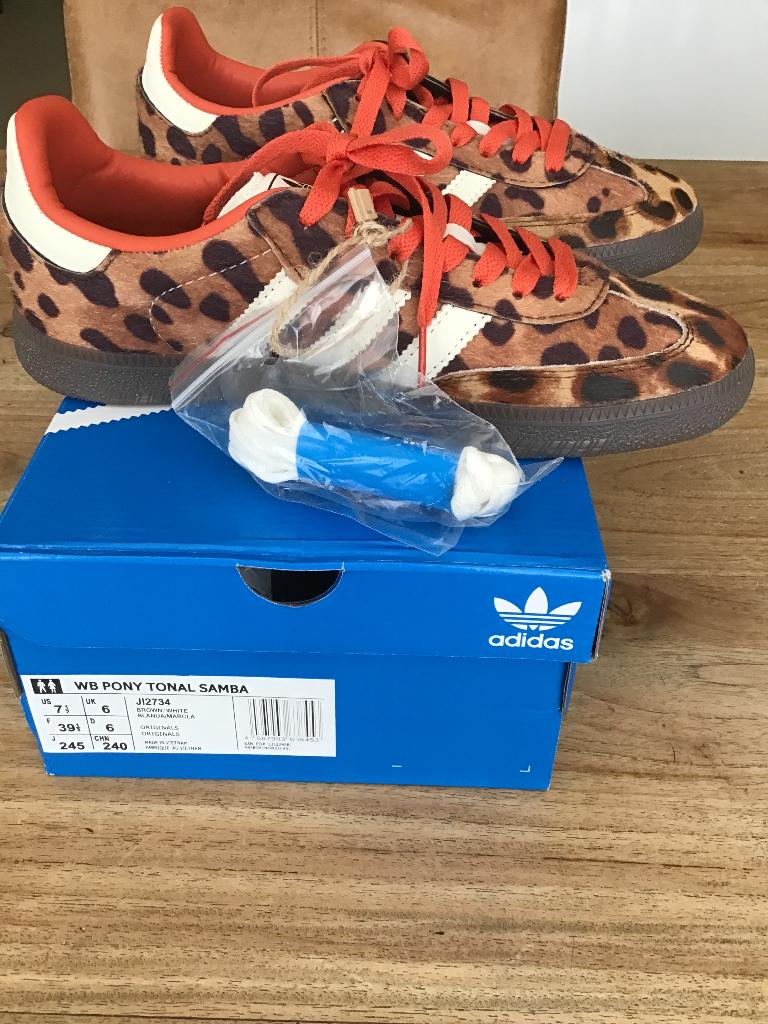 Sneakers Adidas maat 39 panterprint met witte Adidasstrepen, Kleding | Dames, Schoenen, Ophalen, Adidas, Nieuw, Oranje