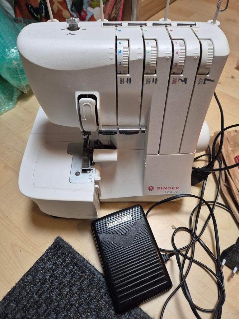 Singer lockmachine S14-78, Hobby en Vrije tijd, Naaimachines en Toebehoren, Ophalen of Verzenden, Zo goed als nieuw, Lockmachine