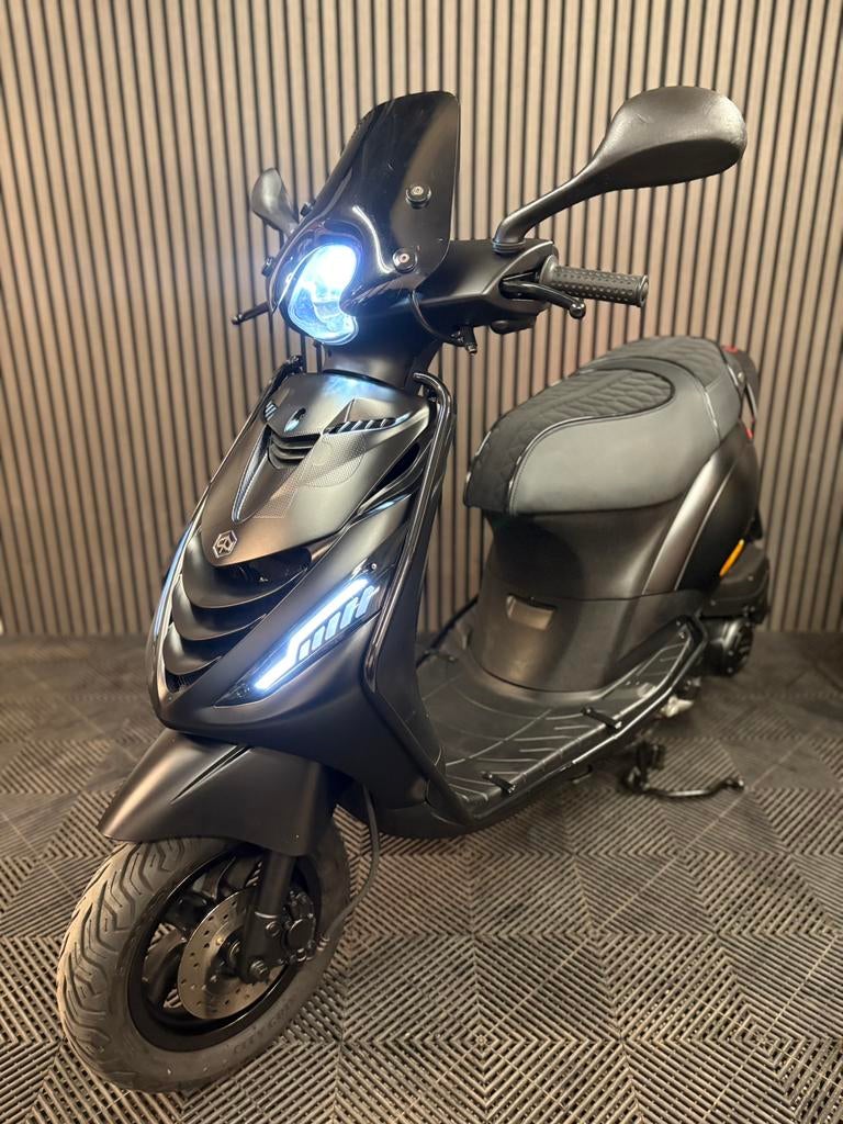 PIAGGIO ZIP 4T 3V BROM 2023 FULL OPTION SEMI MAT ZWART, Fietsen en Brommers, Scooters | Piaggio, Maximaal 45 km/u, Zip, Ophalen of Verzenden