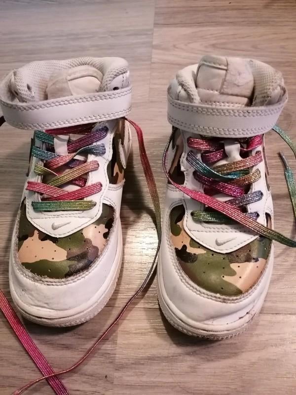 custom made nike schoenen wit met legerprint maat 26, Kinderen en Baby's, Ophalen of Verzenden, Zo goed als nieuw, Meisje, Schoenen