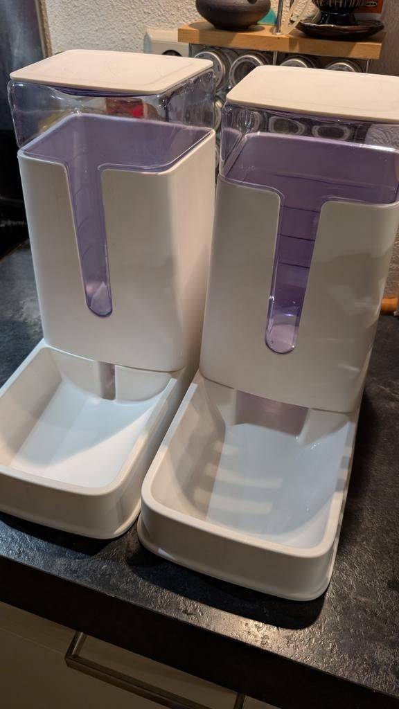 Cat food and water dispensers, Ophalen