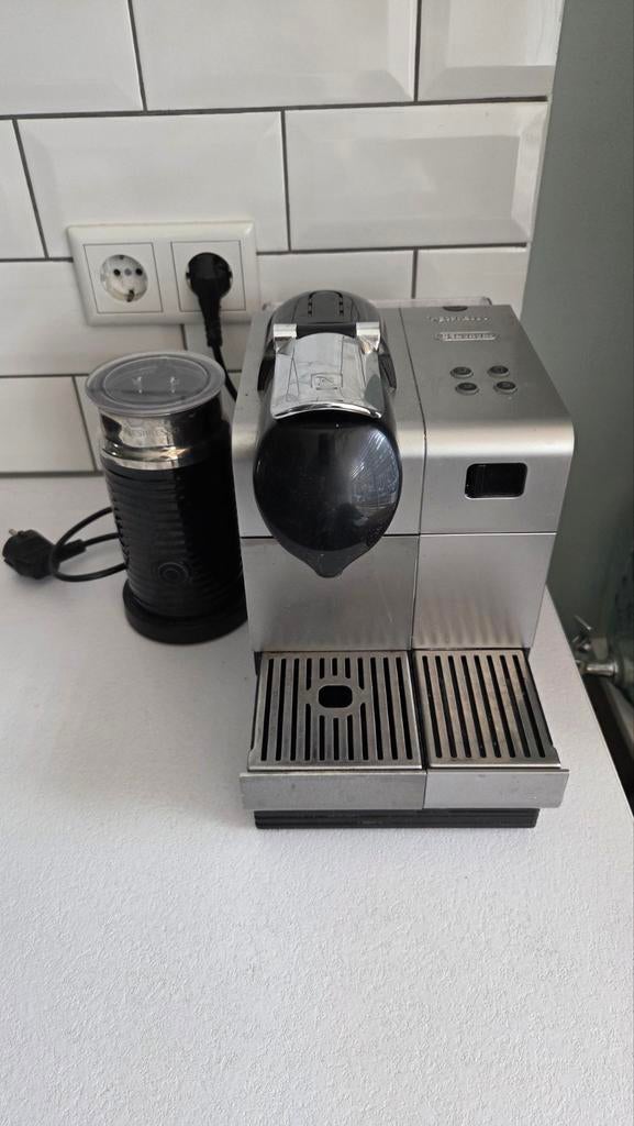 Nespresso koffiezetapparaat met melkschuimer, Gebruikt, Koffiemachine, Ophalen of Verzenden, Koffiepads en cups