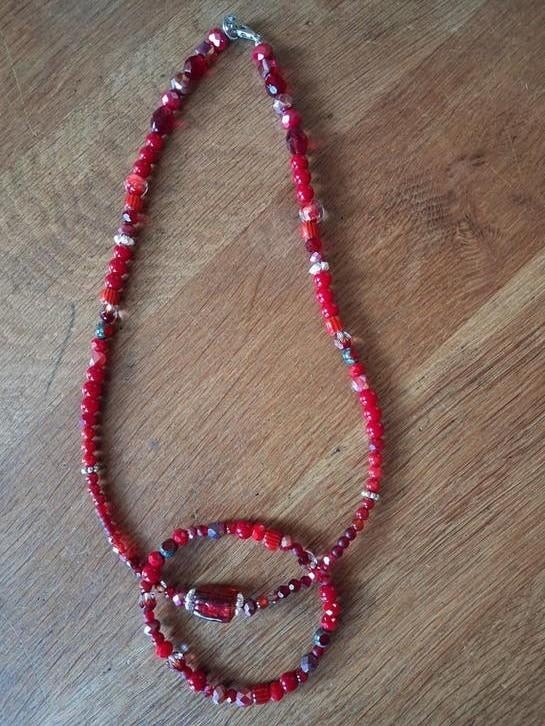 Prachtige rode kralenketting met hanger, Sieraden, Tassen en Uiterlijk, Kettingen, Zo goed als nieuw, Overige materialen, Rood