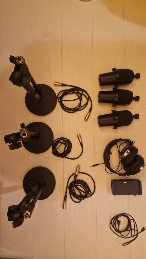 Complete Podcast Set: Zoom AMS-44, 3 pro microfoons & Koffer, Muziek en Instrumenten, Ophalen, Zo goed als nieuw, Studiomicrofoon