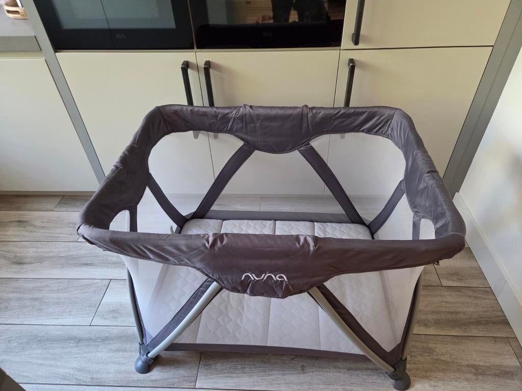 Nuna opvouwbare box / campingbedje, Kinderen en Baby's, Boxen, Ophalen, Zo goed als nieuw, Vierkant