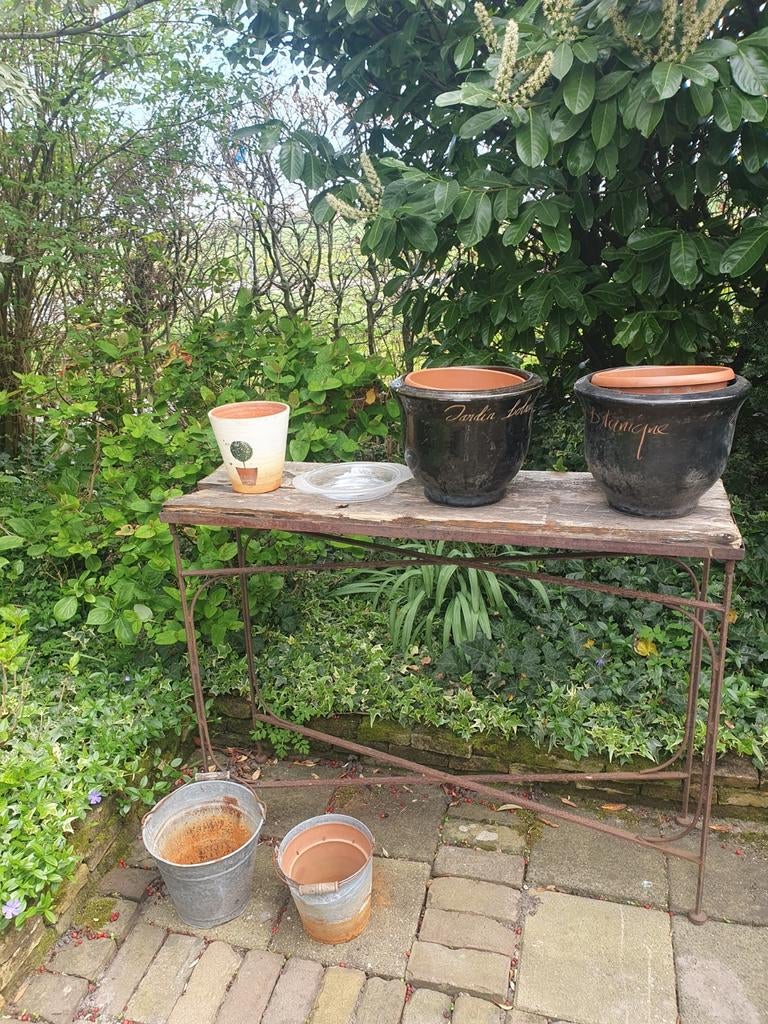 Drie bloempotten en twee zinken emmers, Ophalen, Rond, Aardewerk, Minder dan 40 cm