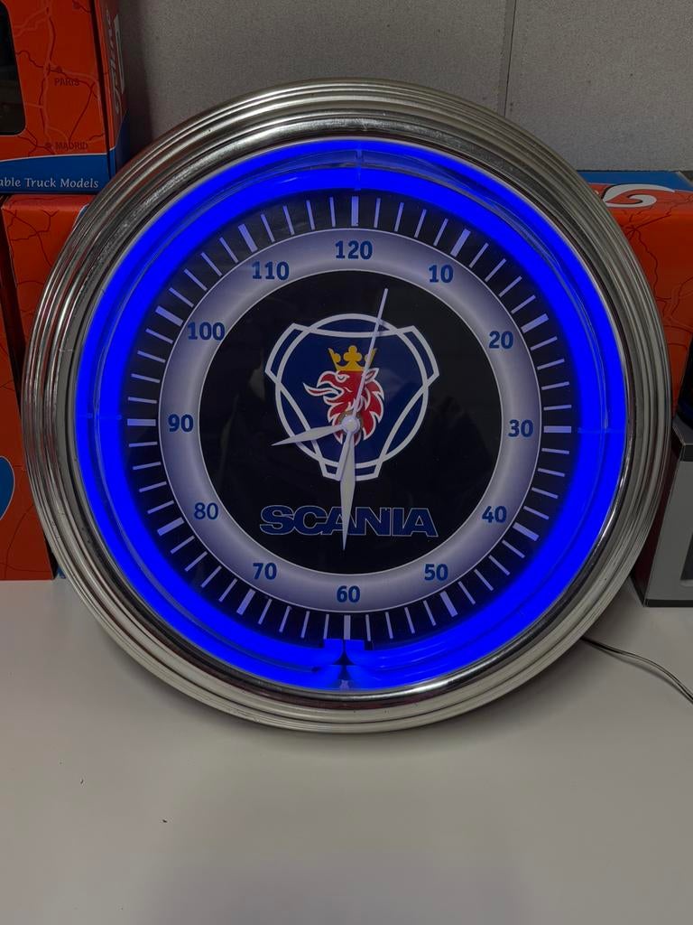 Scania Klok met neon, Ophalen of Verzenden, Zo goed als nieuw, Wandklok