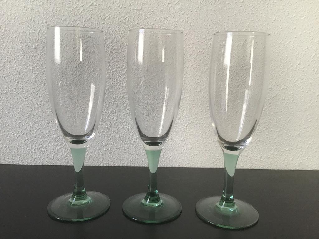 Luminarc groene steel, flute, champagne glazen. Hoog 18 cm., Ophalen of Verzenden, Zo goed als nieuw, Overige typen