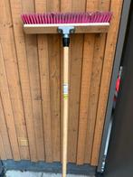Bezem met roze borstels en houten steel, Ophalen, Zo goed als nieuw, Bezem