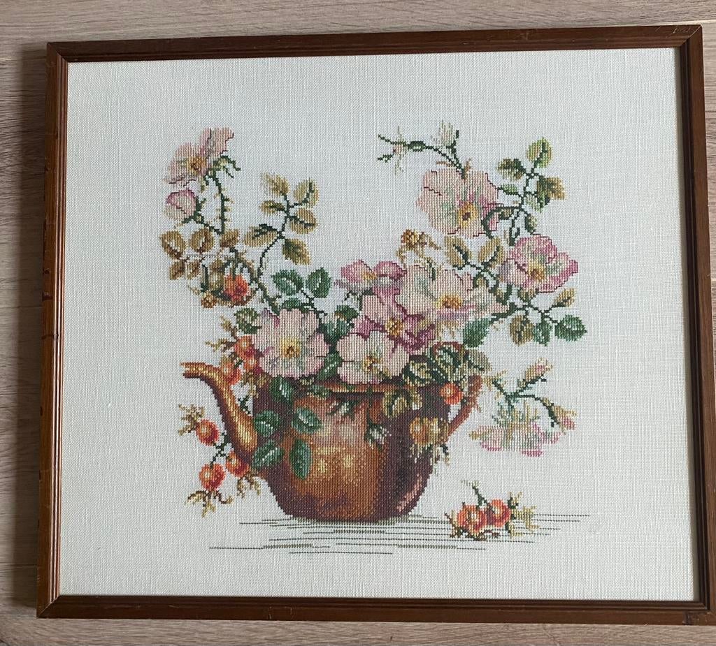 Geborduurde bloemen in een gouden ketel ingelijst 41,5 x 47, Hobby en Vrije tijd, Ophalen of Verzenden, Zo goed als nieuw, Overige typen