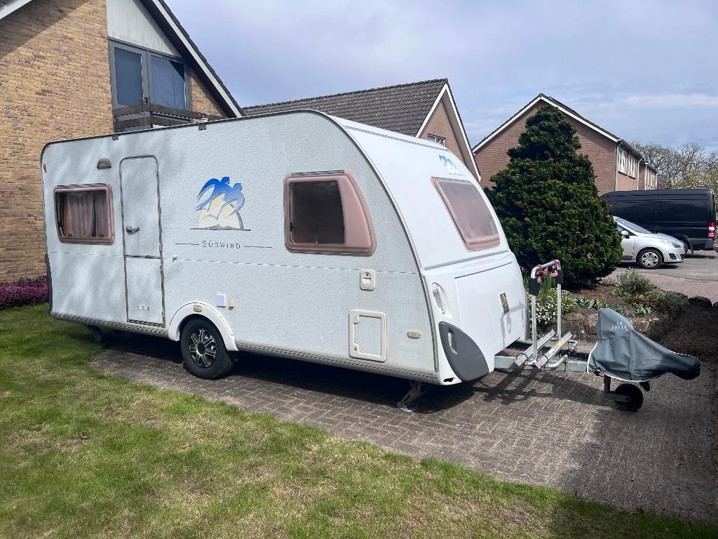 Knaus Sudwind 450 FU (1300kg!), Caravans en Kamperen, Caravans, Bedrijf, tot en met 4, 750 - 1000 kg, Rondzit, Knaus, Frans bed