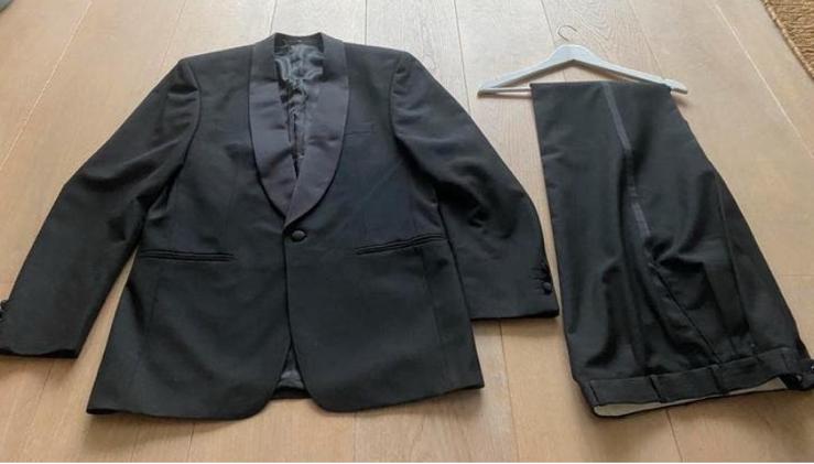 Smoking bijenkorf maat 49 M nieuwstaat wol, Kleding | Heren, Kostuums en Colberts, Ophalen of Verzenden, Zo goed als nieuw, Maat 48/50 (M)