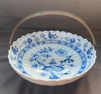 Antieke Meissen serveer-/fruitschaal met hengsel, Antiek en Kunst, Ophalen of Verzenden