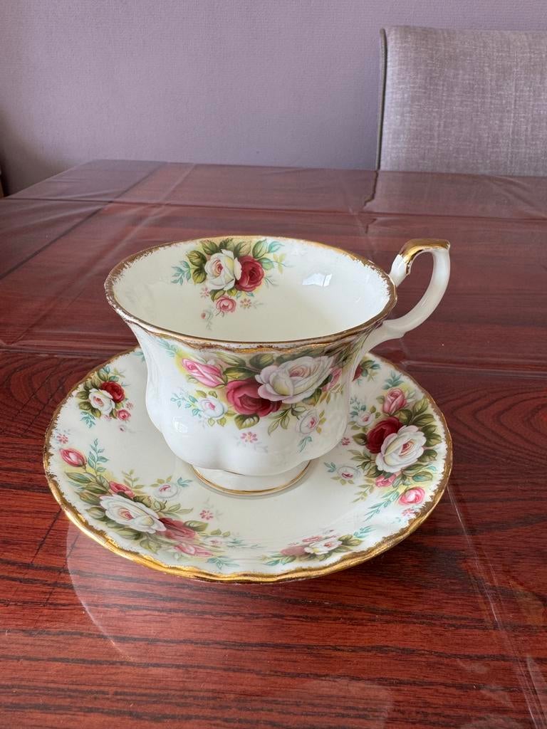 Royal Albert, Celebration, Ophalen of Verzenden, Zo goed als nieuw, Porselein, Kop en/of schotel