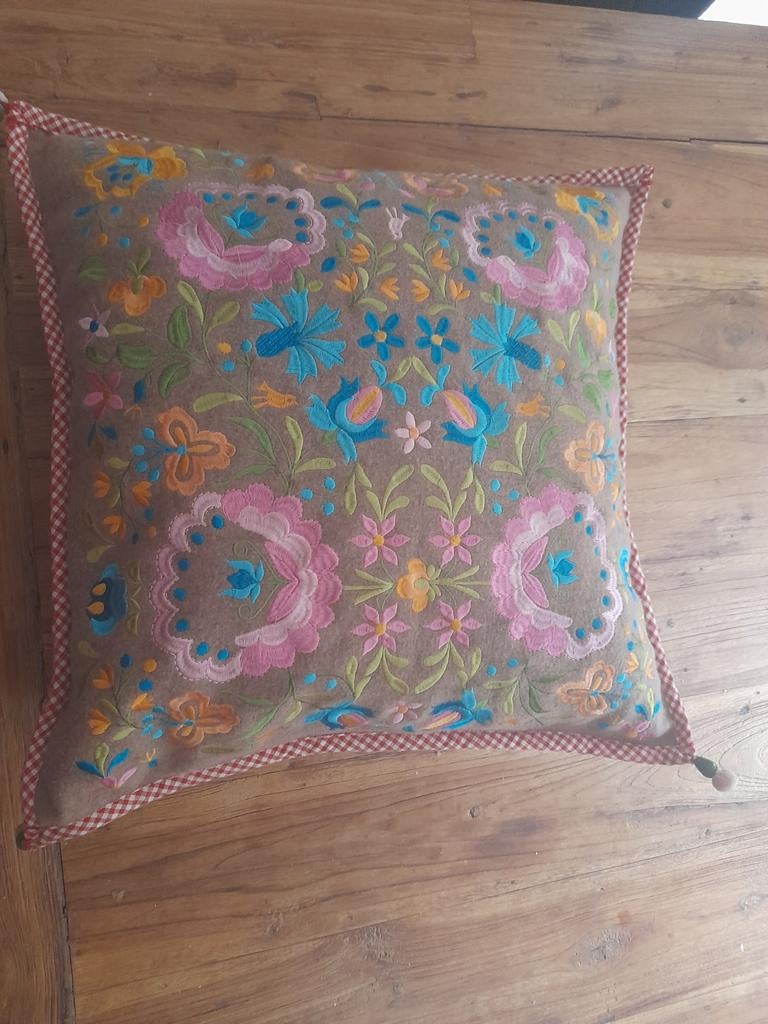 Prachtig kussen met borduursels van Pip Studio, Ophalen, Zo goed als nieuw, Vierkant