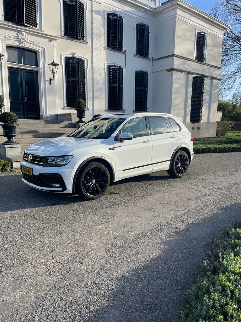 Volkswagen Tiguan 2.0 TSI 220pk Panoramadak 4Motion DSG 2018, Auto's, Zwart, 4 cilinders, 1984 cc, 2500 kg