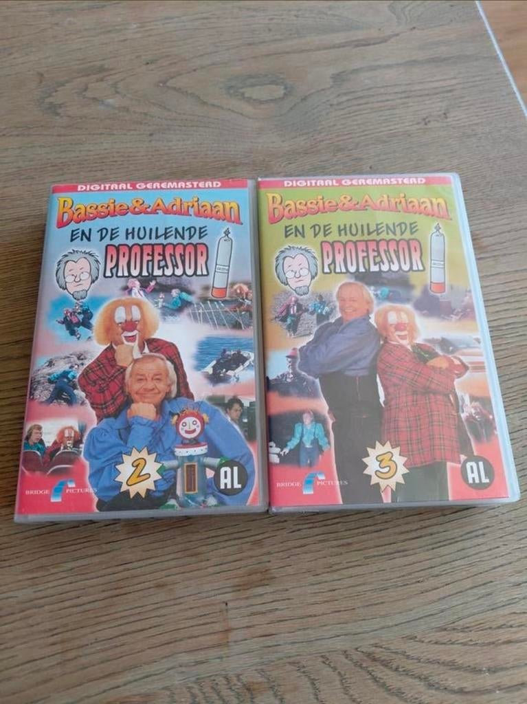 Bassie en Adriaan en de Huilende Professor deel 2 en 3 VHS., Gebruikt, Alle leeftijden, Kinderprogramma's en -films, Overige typen