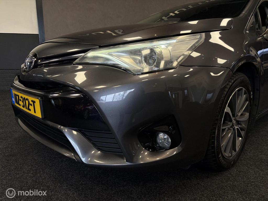 Toyota Avensis 1.8 VVT-i Dynamic NAVI / CLIMA / CRUISE / TR., Auto's, Toyota, Stof, 4 cilinders, LED verlichting, 1600 kg