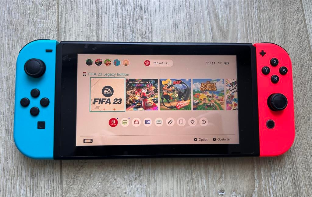 Nintendo Switch met rood en blauw Joy-Con, Switch 2019 Upgrade, Gebruikt, Met 2 controllers, Ophalen of Verzenden